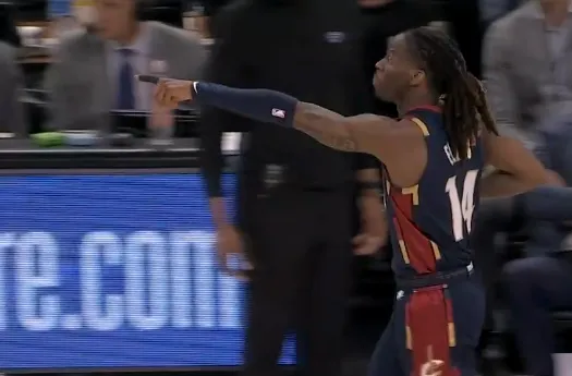 sofa score-埃利斯封盖被吹犯规怒喷裁判吃T，随后骑士挑战成功